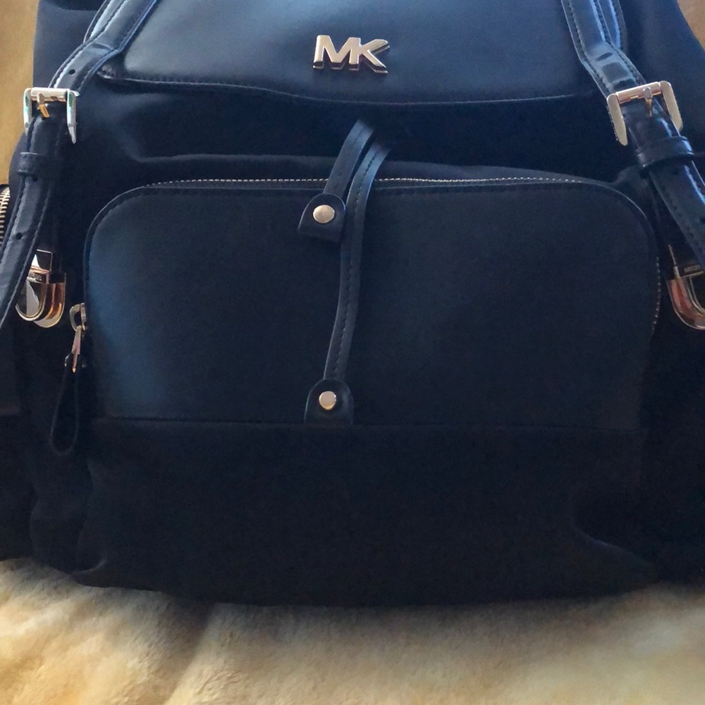 COPY - Michael Kors Beacon diaper bag black/gold details - Picture 12 of 16